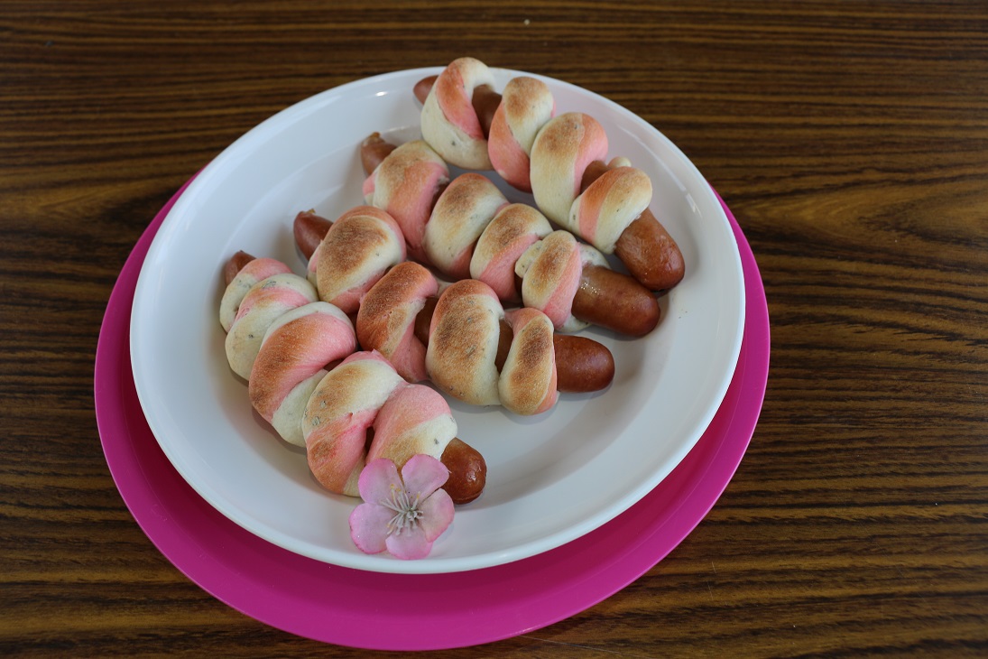 桜のウインナーロールパン