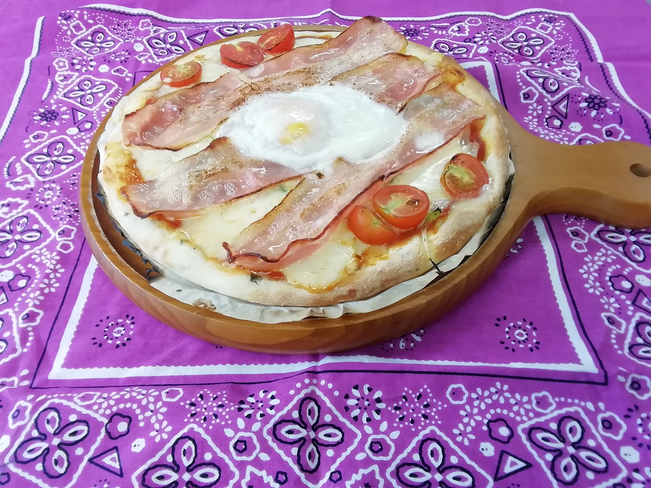ビスマルク（ベーコン＆卵）ピザ