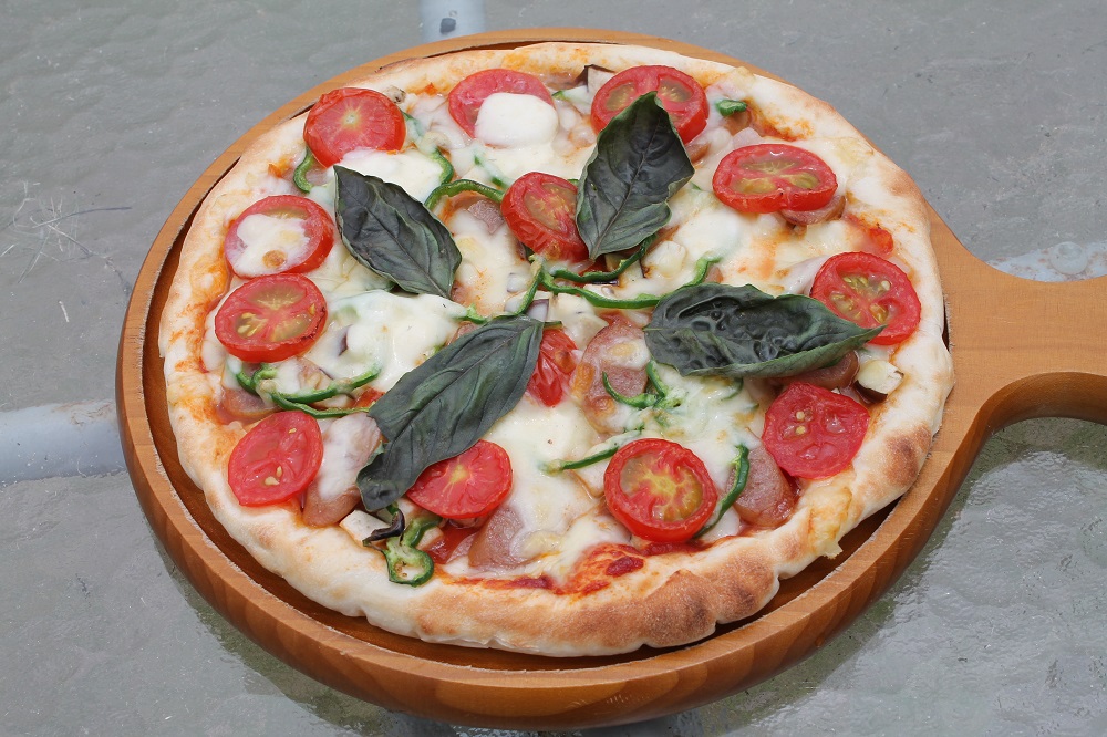 石窯で焼くマルゲリータピザ