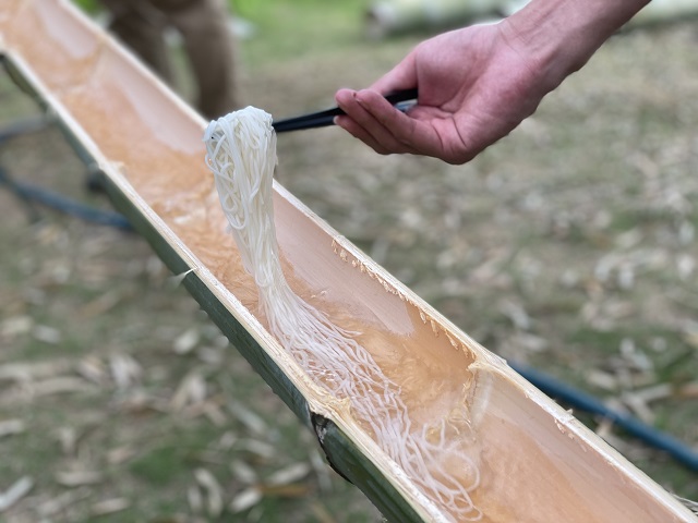 副園長まっすーの青空教室♪～竹割から流しそうめん～