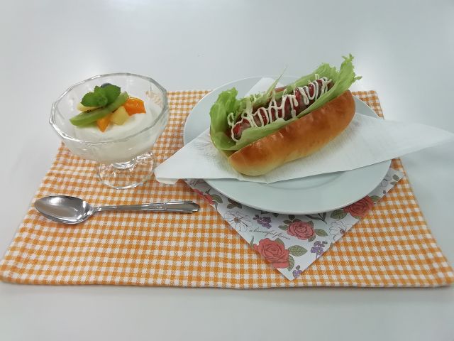手作りウインナーのホットドッグ作り＆白くま風アイス作り
