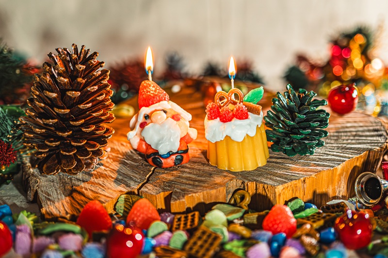 いちごサンタとクリスマスケーキのアロマキャンドルをつくろう
