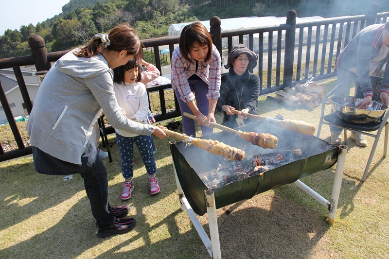 野外でバームクーヘン作り