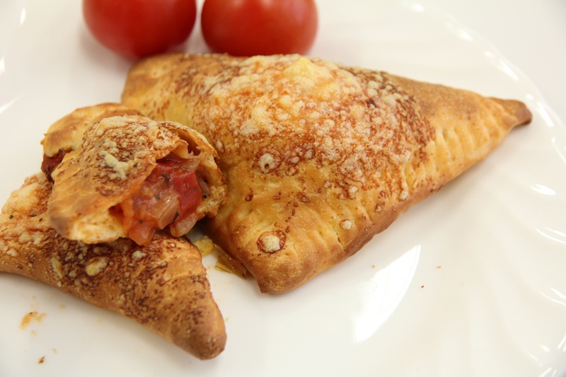 石窯でカルツォーネ（包み焼ピザ）づくり